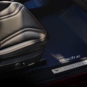 Tepih, gumijasti spredaj in zadaj, črne barve